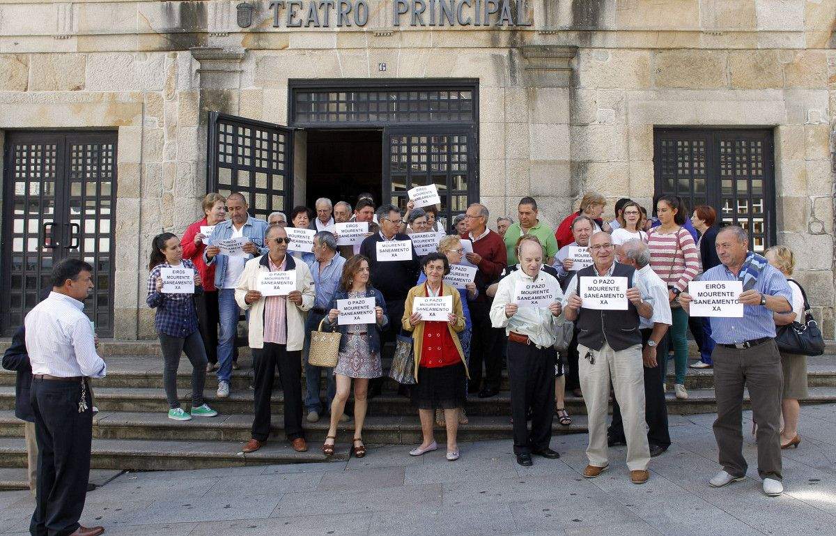 Veciños de Mourente e Bora acudiron ao Pleno para reclamar saneamento
