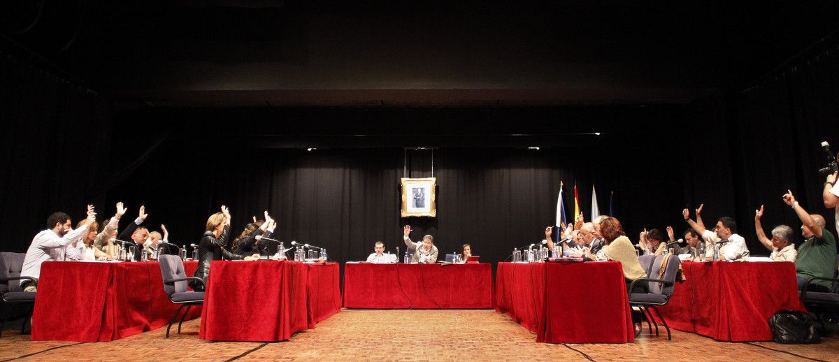Votación durante o pleno municipal no Teatro Principal de Pontevedra