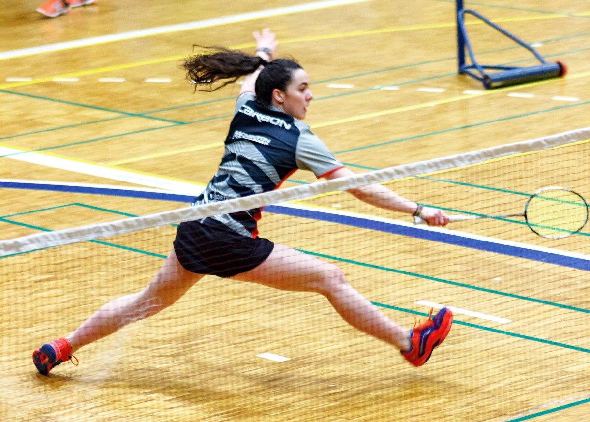 Ana Carbón nun partido con Bádminton Ravachol