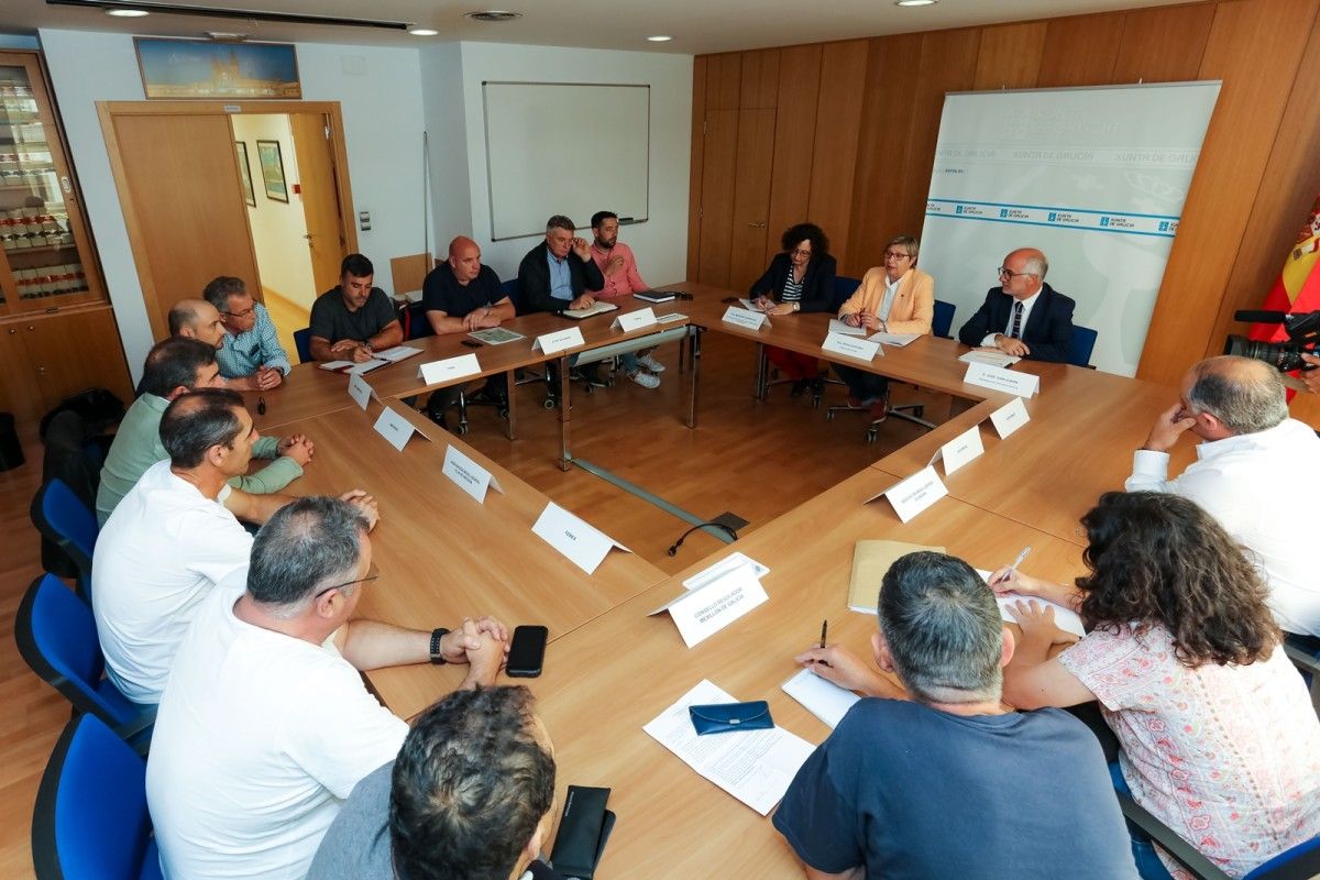 Reunión da conselleira do Mar, Rosa Quintana, con bateeiros sobre o dragado do Lérez