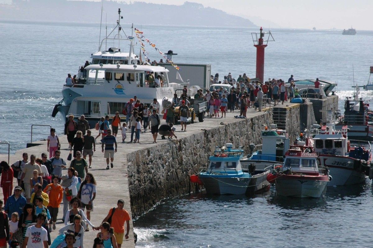Visitantes desembarcan na Illa de Ons