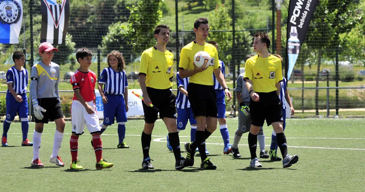 Alejandro Muñiz (co balón) nun Torneo Internacional Cidade de Pontevedra de Fútbol-7 (ARQUIVO)