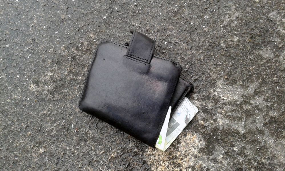 Una cartera tirada en la calle