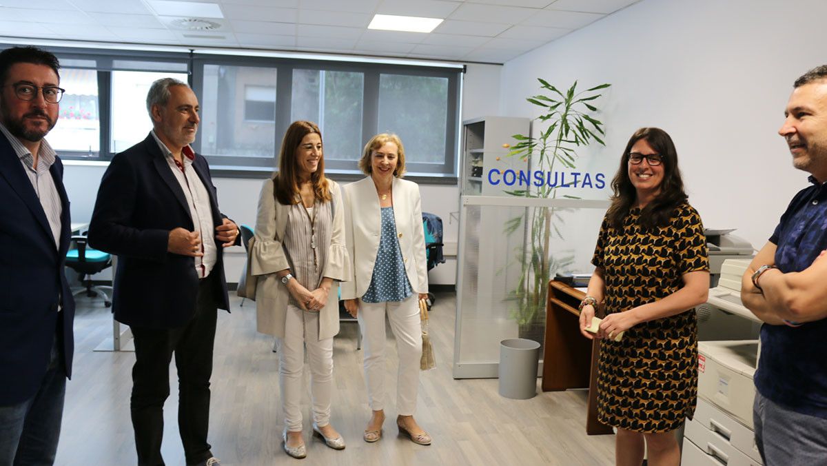 Visita de Sol Vázquez a las nuevas oficinas de Consumo en Pontevedra