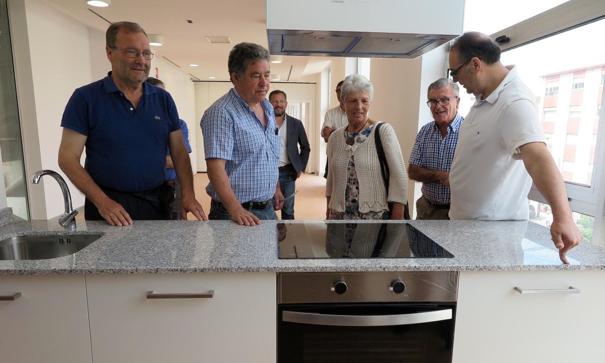 O alcalde visita as obras case finalizadas do novo local social de O Burgo