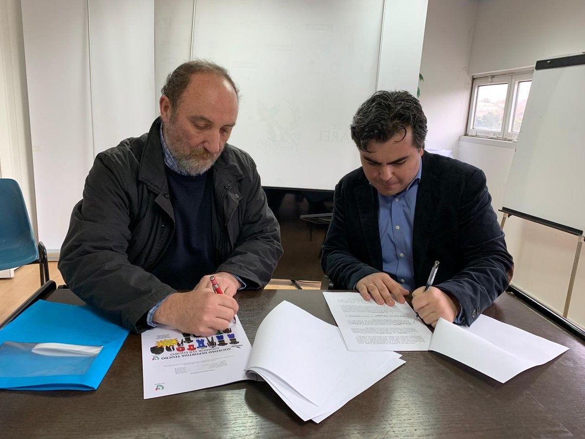 Firma del contrato entre Teucro y Adler Sport
