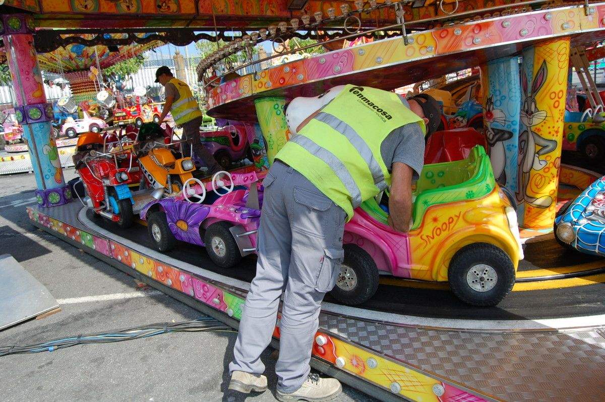 Operarios de Enmacosa supervisan las atracciones de las fiestas de Marín
