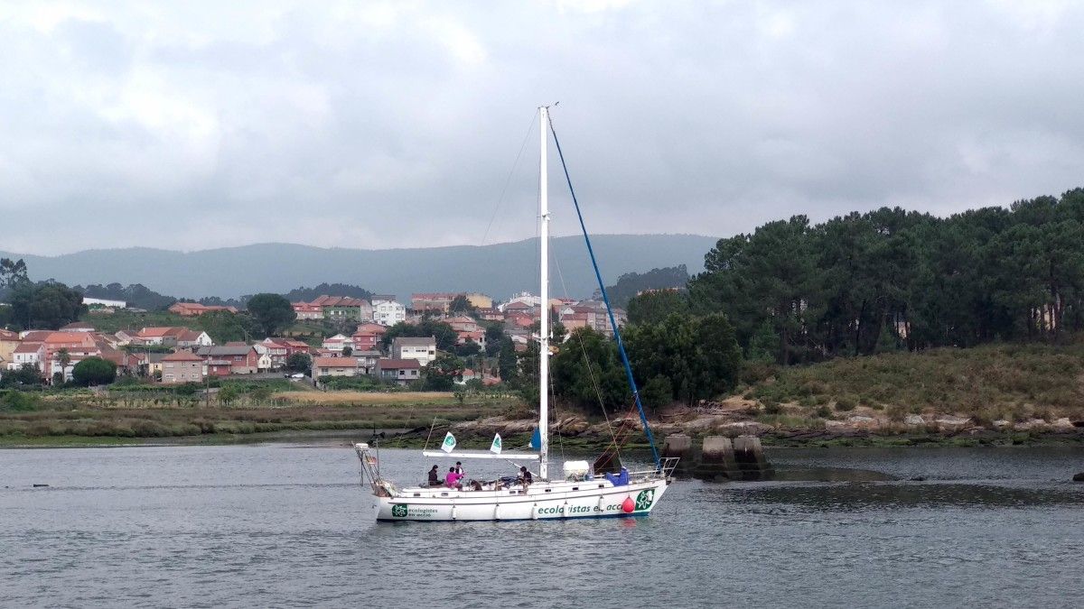 El barco Diosa Maat de Ecologistas en Acción en la Ría de Pontevedra