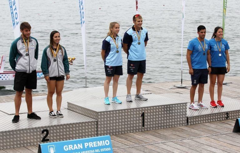 Jaime Duro e Antia Jácome (esquerda) e Adrián e Carla Sieiro (centro) no podio do Nacional Sprint