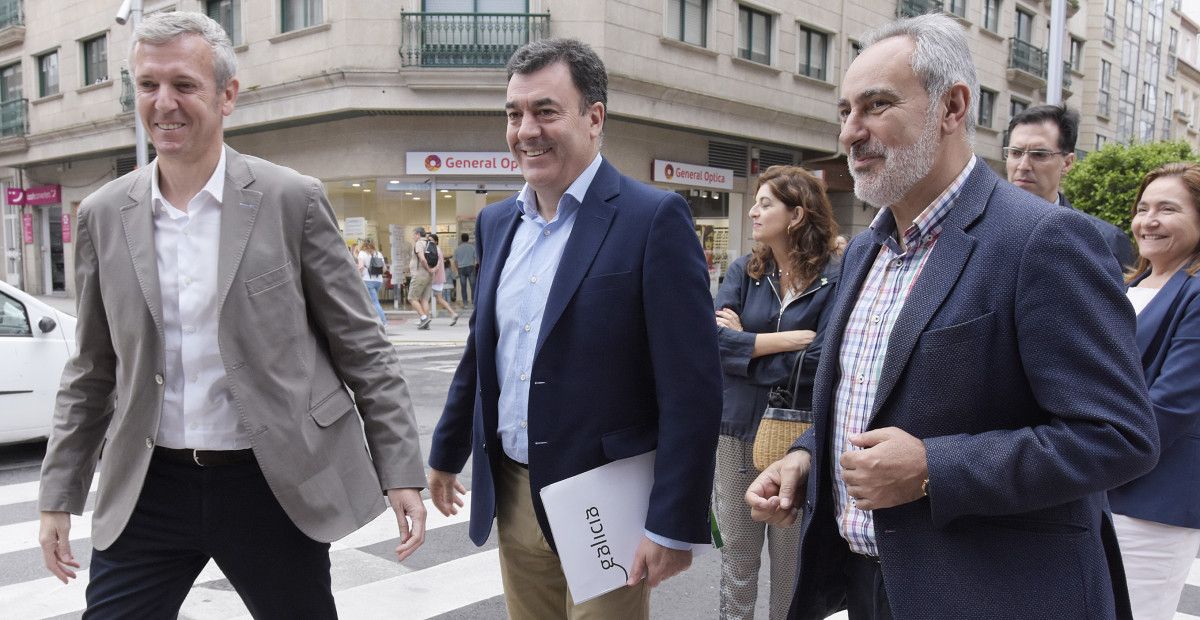Alfonso Rueda junto al conselleiro de Cultura Román Rodríguez y José Manuel Cores Tourís, delegado de la Xunta