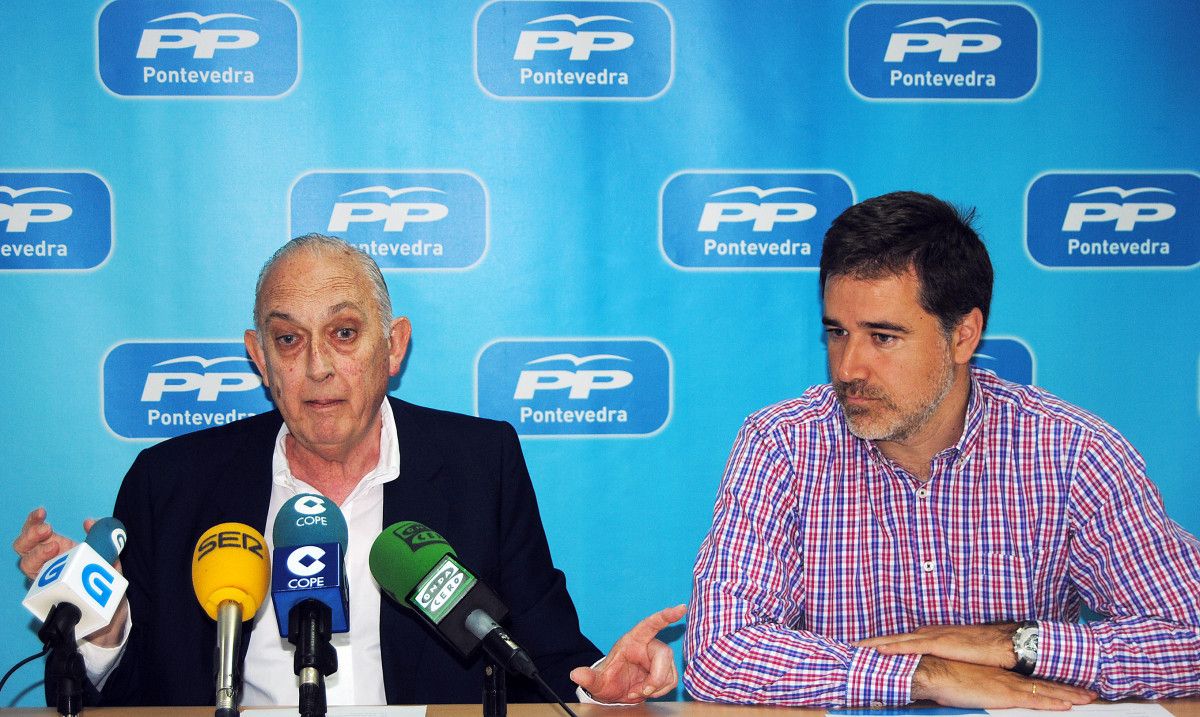 Ricardo Aguilar, acompañado por Jacobo Moreira, en la rueda de prensa en la sede del PP
