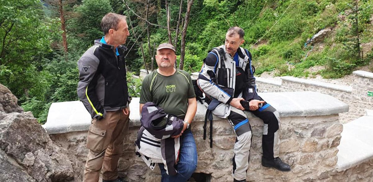 Miguel Filgueira junto a dos de los compañeros el viaje, en Turquía
