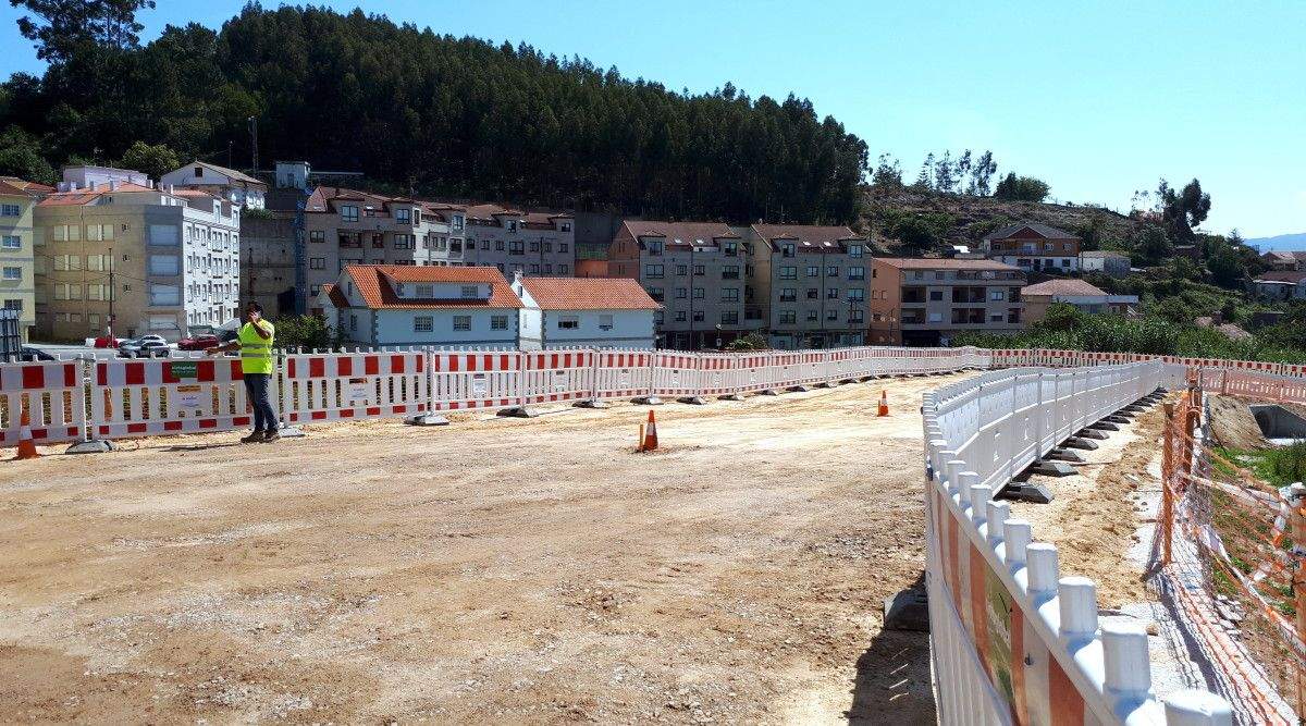 Visita da conselleira Ethel Vázquez a revisar en Raxó as obras na PO-308