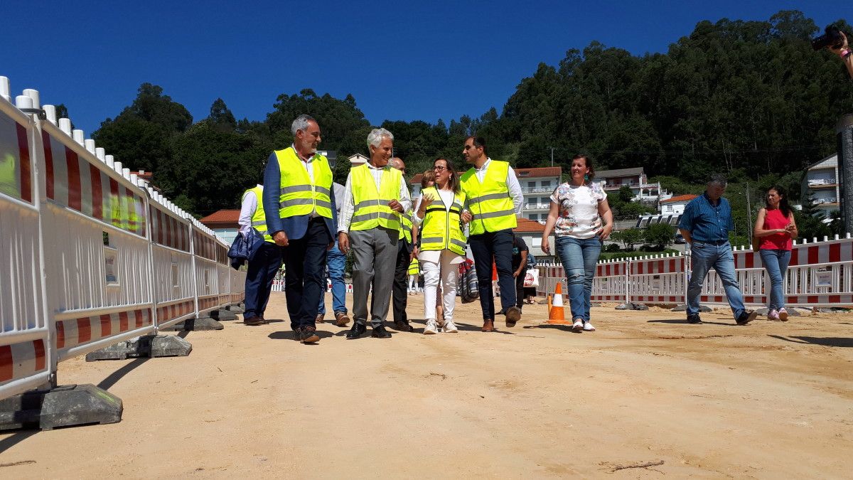 Visita de la conselleira Ethel Vázquez a revisar en Raxó las obras en la PO-308