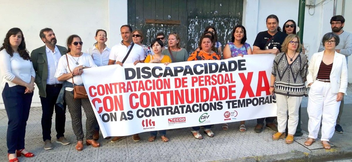Representantes dos equipos de valoración de discapacidade con parlamentarios en Santiago