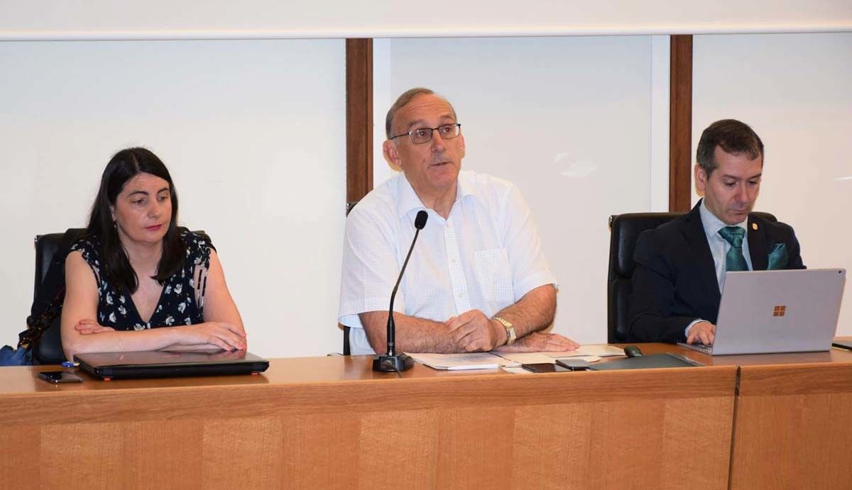 Manuel Reigosa, na sesión do claustro universitario