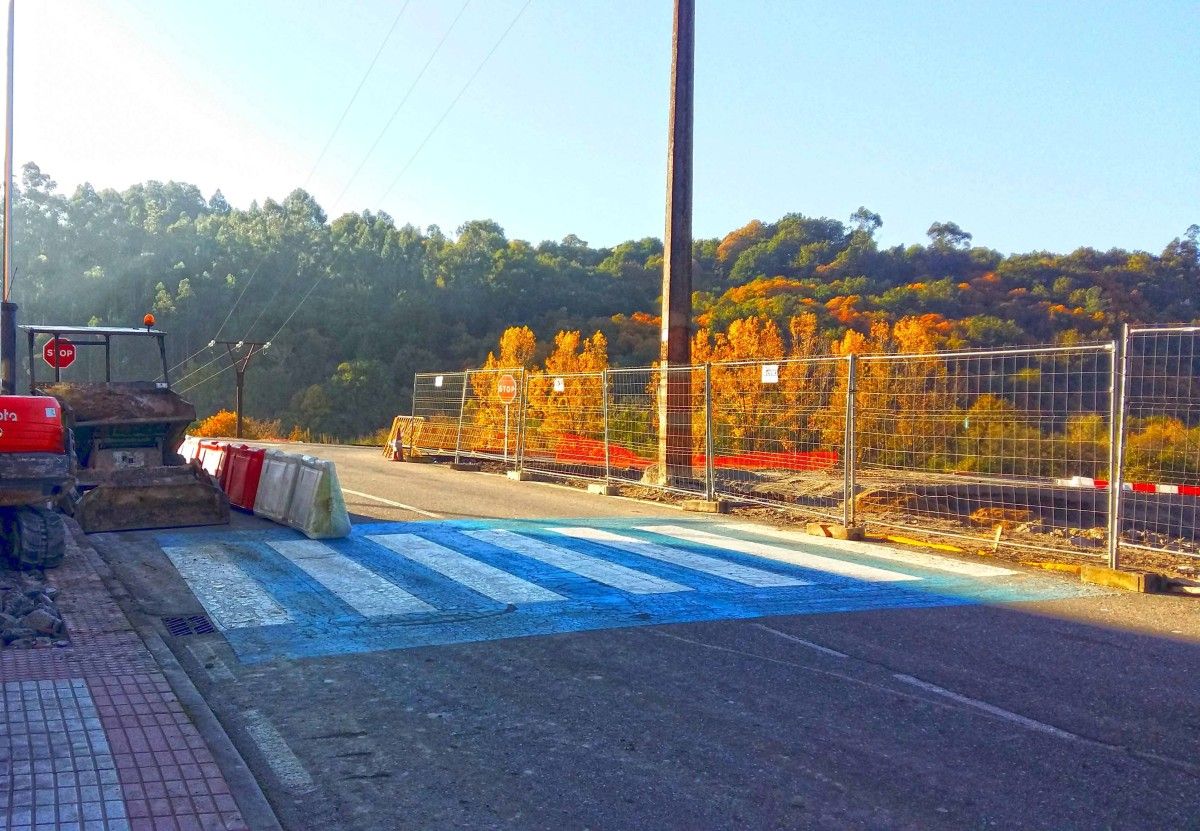 Poste que bloquea a rotonda oeste de Cerdedo