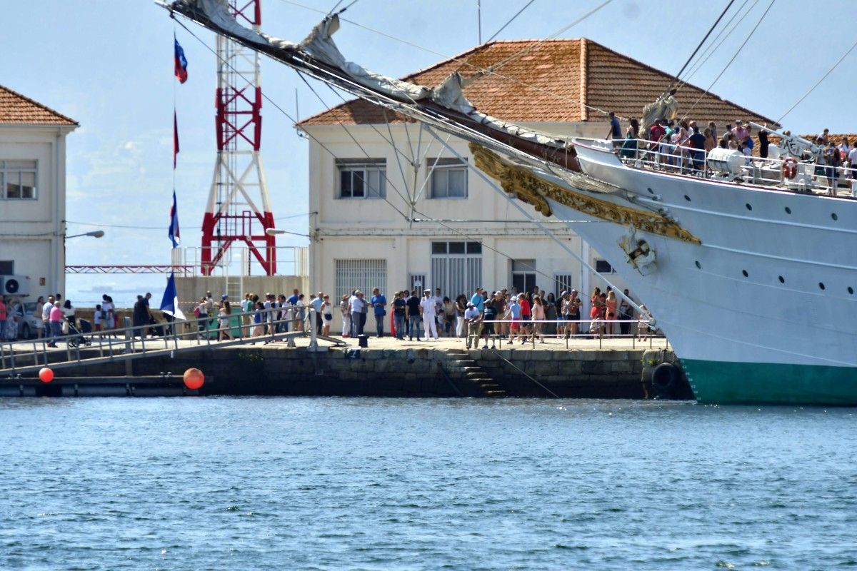 Atascos e colas en Marín ao coincidir as festas do Carmen e as portas abertas para visitar Elcano