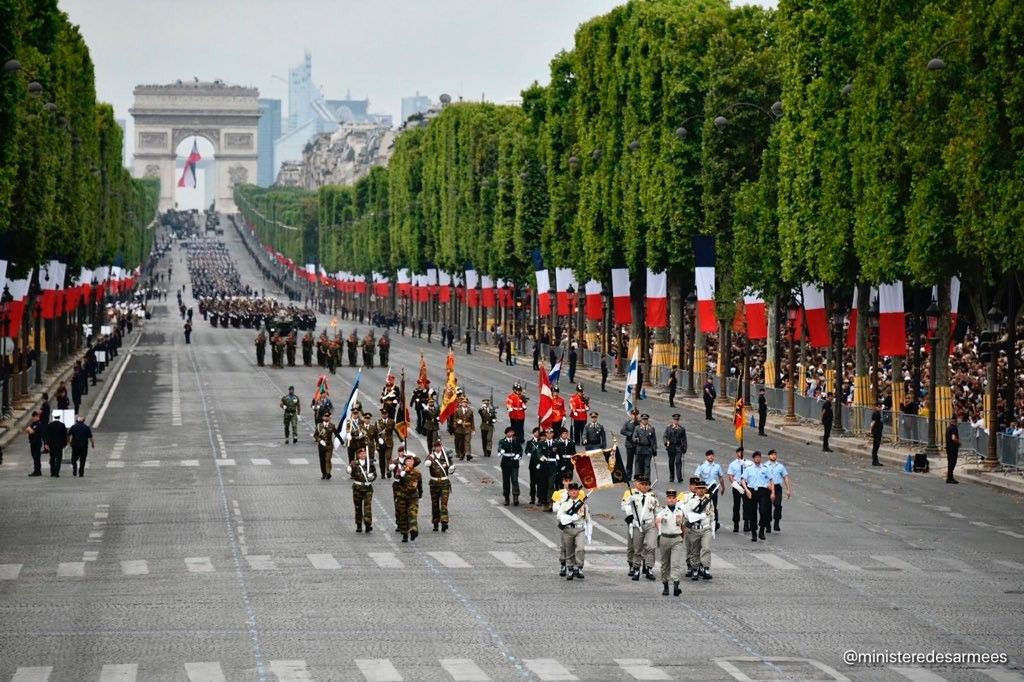 Bandeira de España durante o desfile do 14 de xullo polos Campos Elíseos