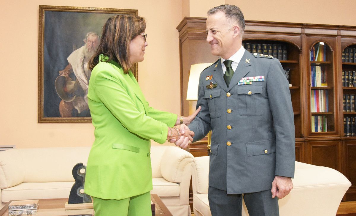 Maica Larriba recie al coronel Simón Venzal