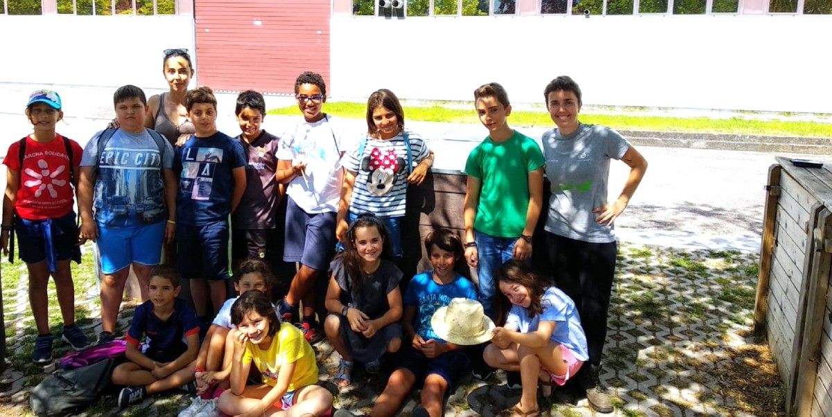 Participantes en Ponteverán ante o composteiro do campus