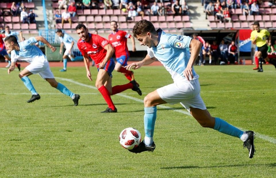 Álvaro Naveira jugando con la camiseta del SD Compostela