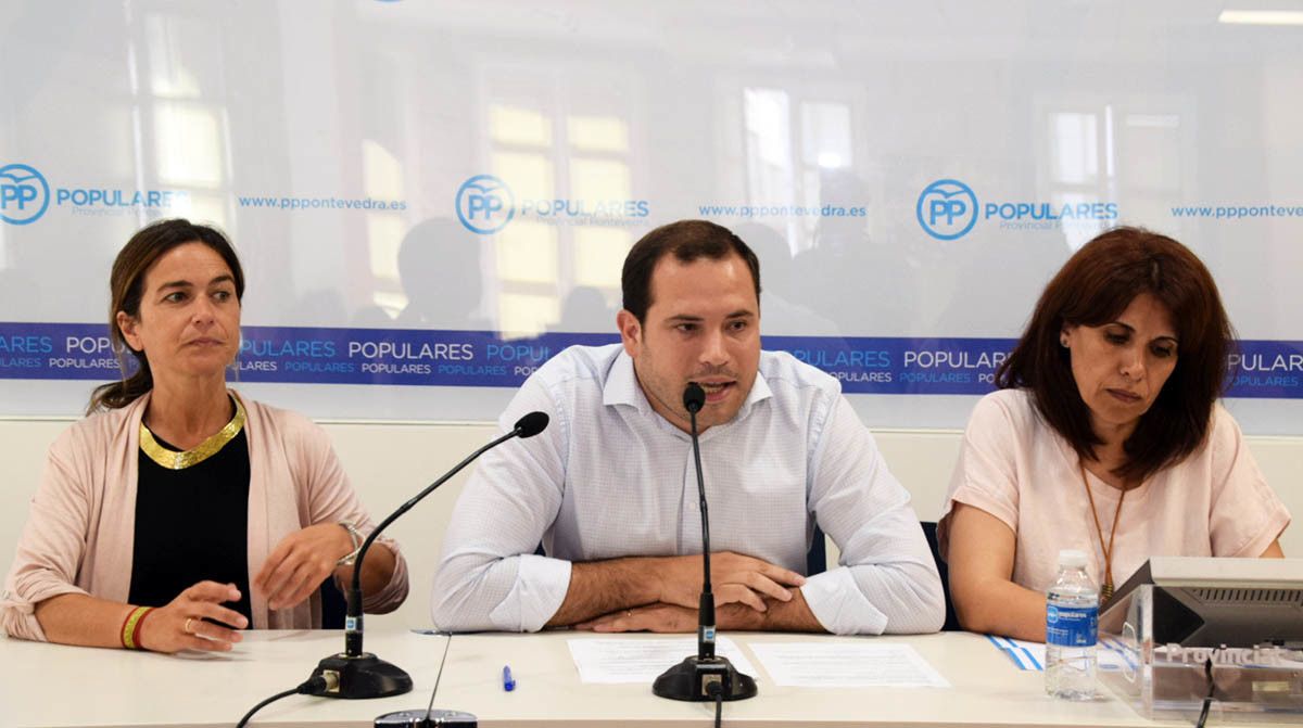 Pepa Pardo, Jorge Cubela y Paz Lago, en la sede provincial del PP