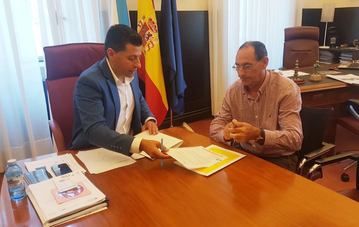 Andrés Díaz y el director-gerente de Idades, Víctor Durán, firman e convenio para el SAF de Ponte Caldelas