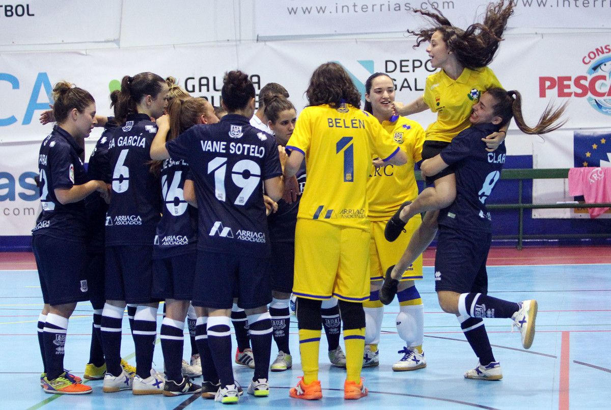 Ana Rivera, á esquerda da imaxe, celebra un gol nunha visita ao Poio Pescamar co Alcorcón