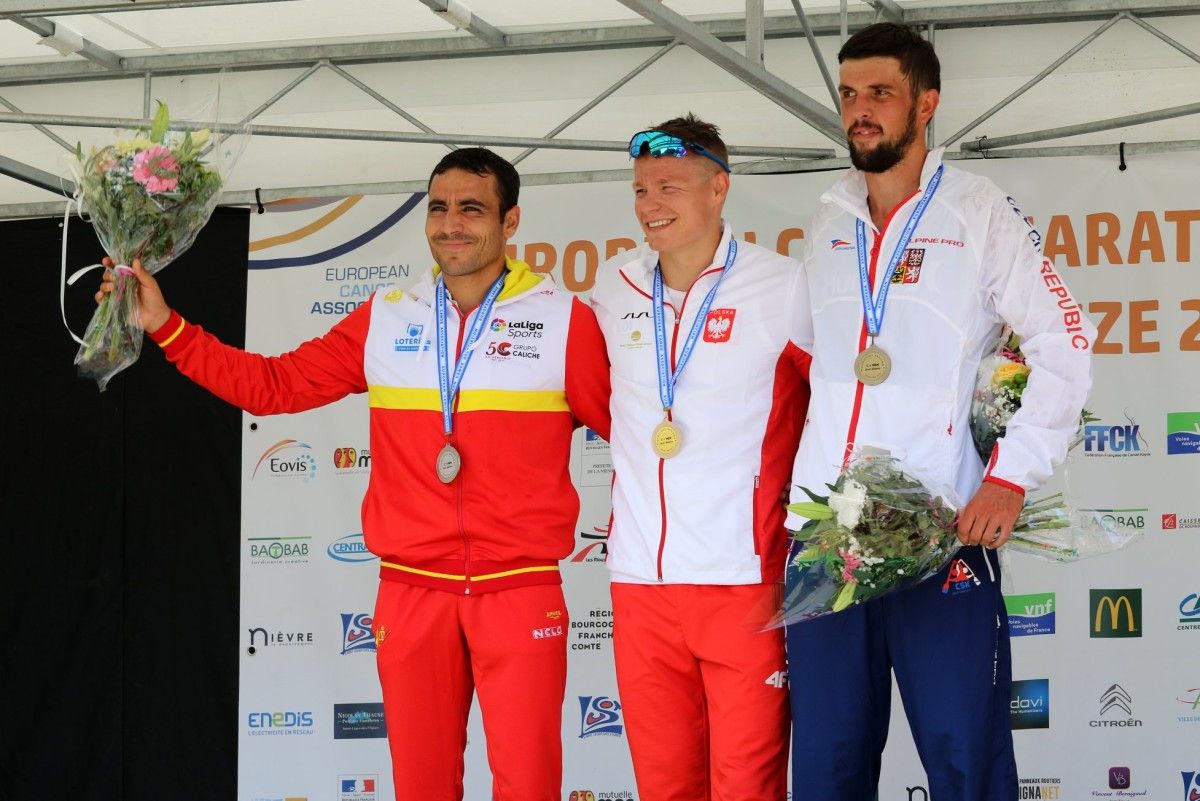 Tono Campos (esquerda) tras conseguir a prata na carreira curta do Europeo de Maratón
