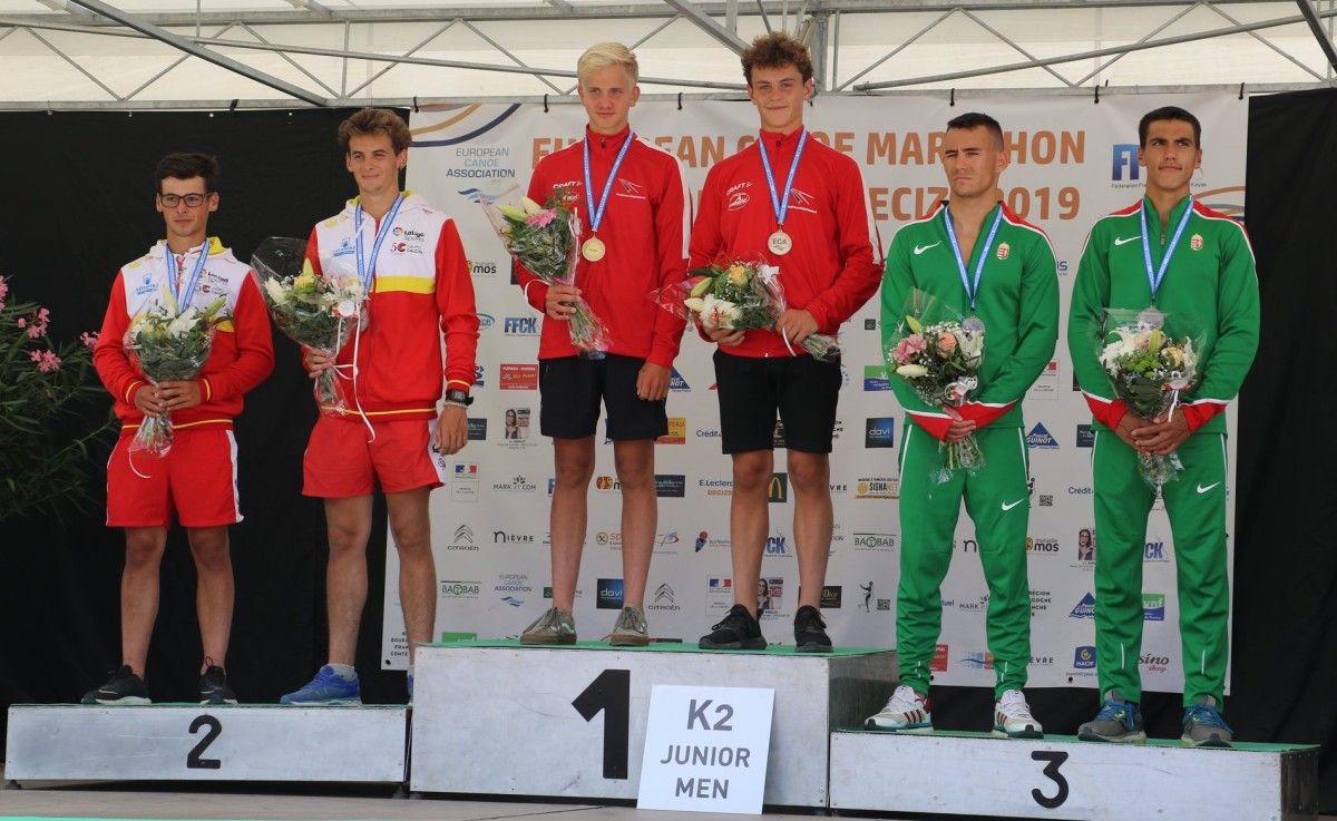 Joaquín Iglesias e Alejandro Moreno tras conseguir a medalla de prata no Europeo de Piragüismo Maratón