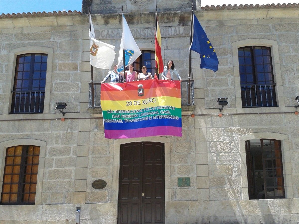Bandera 'arco iris' que ondea en Poio con motivo del Orgullo LGBTI