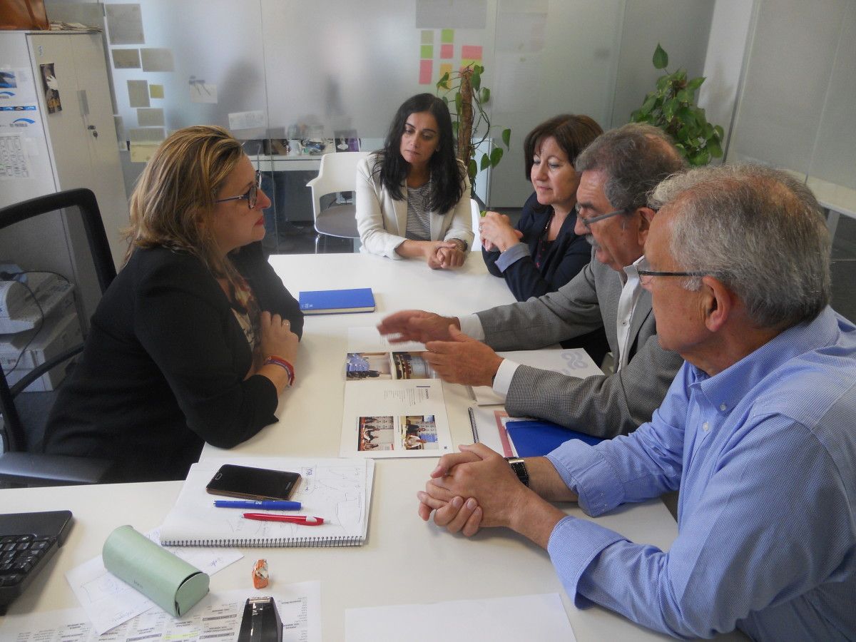 Reunión entre Yoya Blanco, José María Corujo y otros integrantes de Aempe