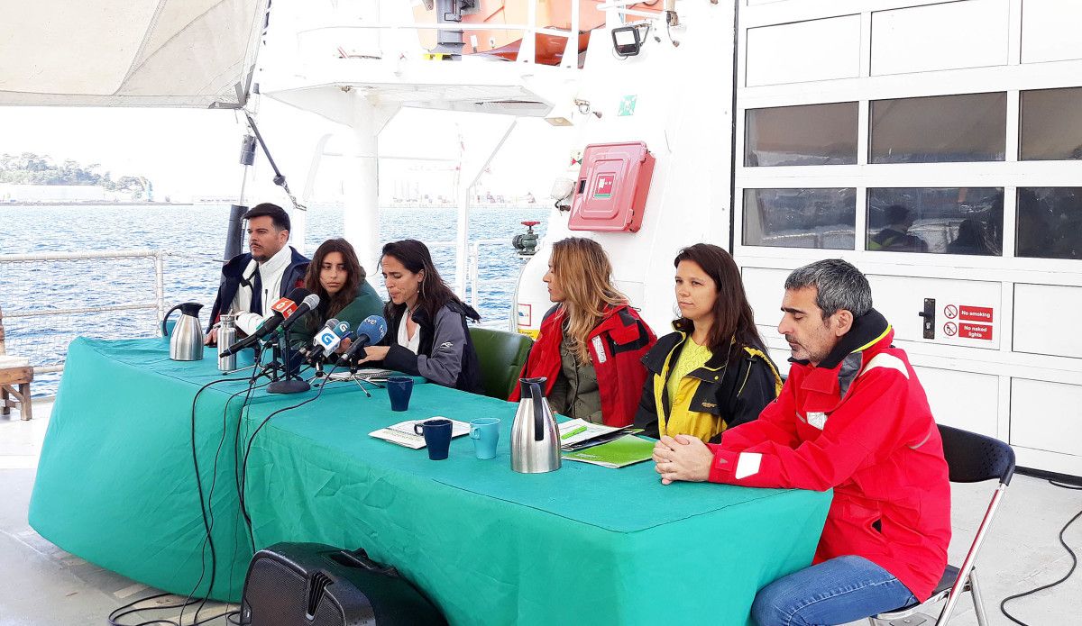 Conferencia de prensa a bordo do Rainbow Warrior de Greenpeace en Vilagarcía