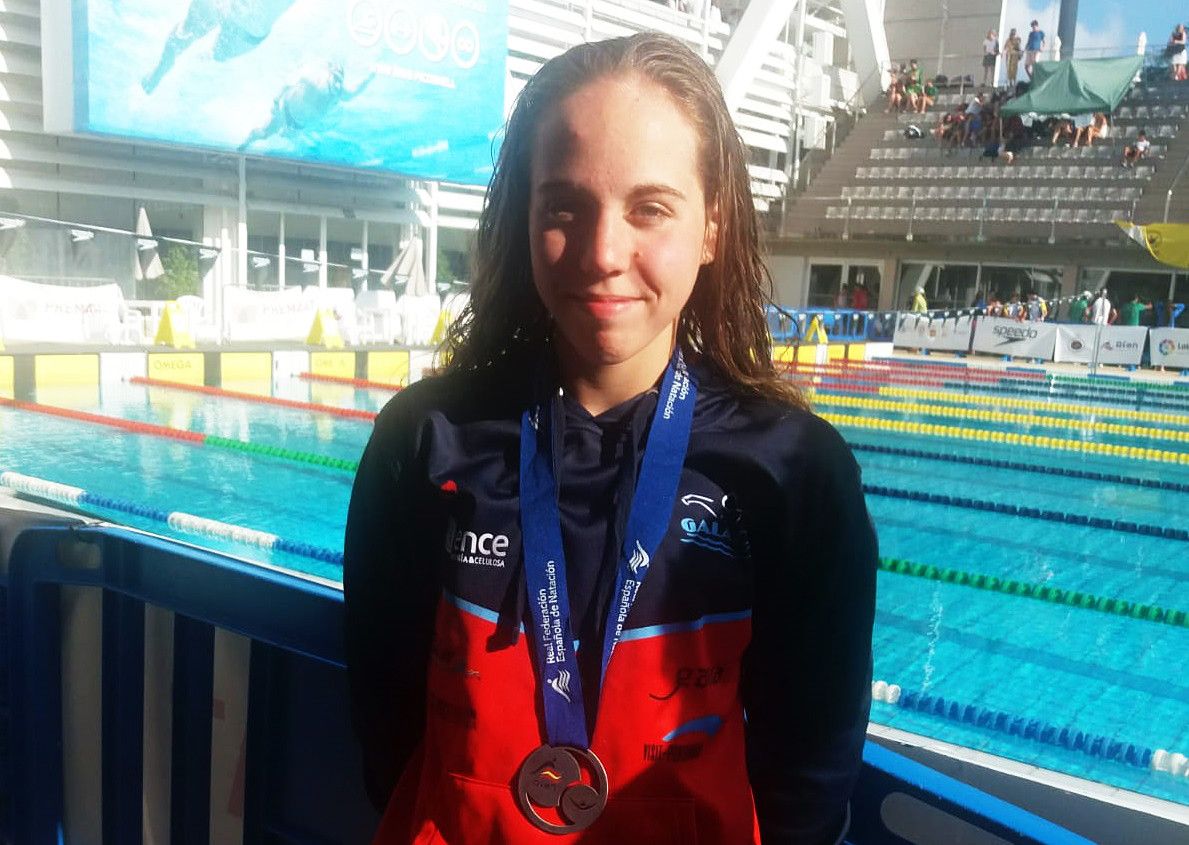Alicia Bouzas, coa medalla de prata conseguida no Campionato de España Infantil