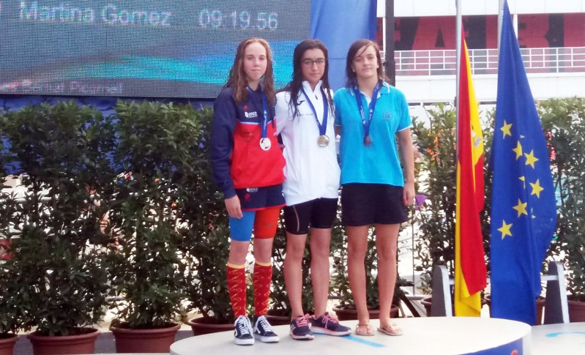 Alicia Bouzas (izquierda) en el podio de los 800 libre del Campeonato de España Infantil