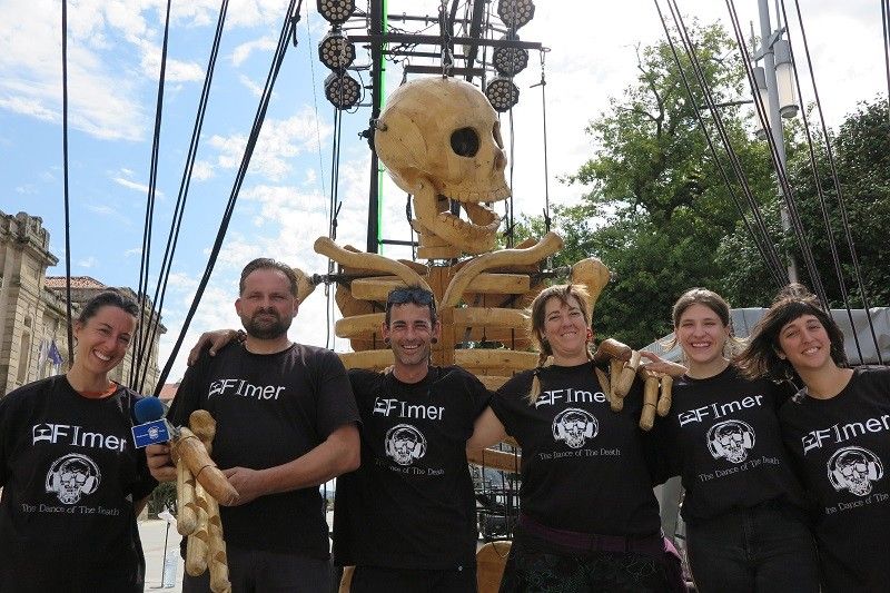 Integrantes de Efimer junto al esqueleto de 'The dance of the death'