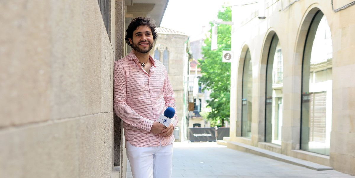 Gabriel Peso junto a la vivienda familiar en su infancia