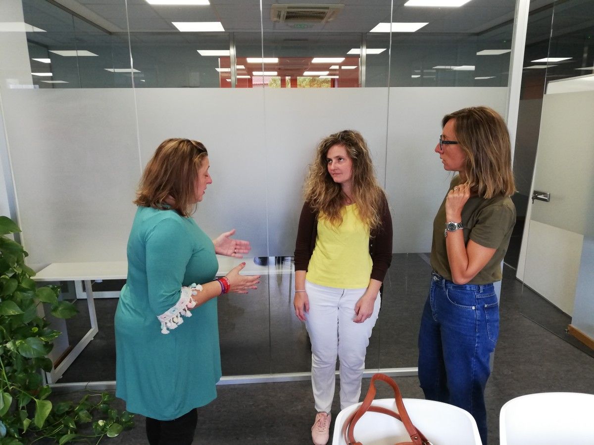 Las concejalas Yoya Blanco y Paloma Castro se reúnen con la presidenta de Xoga, María Jesús Monterde