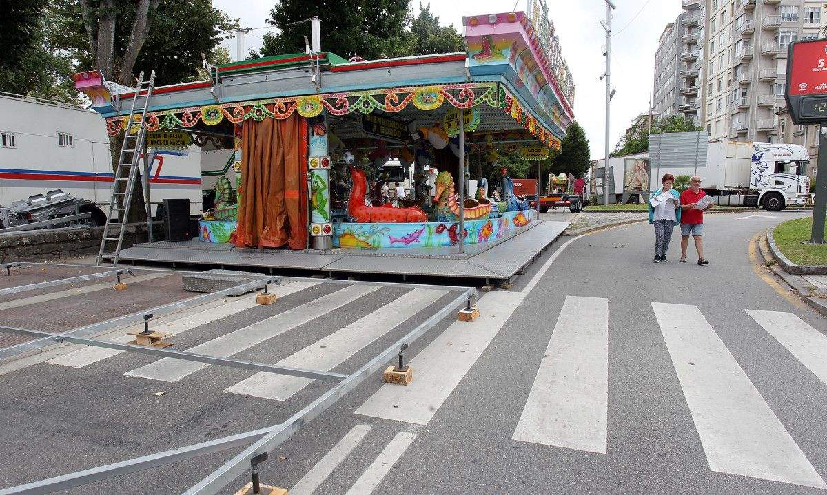Feriantes montando as atraccións para as Festas da Peregrina