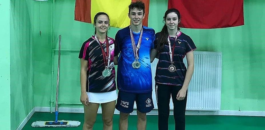 Ania Setién, Jacobo Fernández e Lucía Rodríguez, xogadores de bádminton becados no CGTD, lograron catro medallas no europeo de Turquía