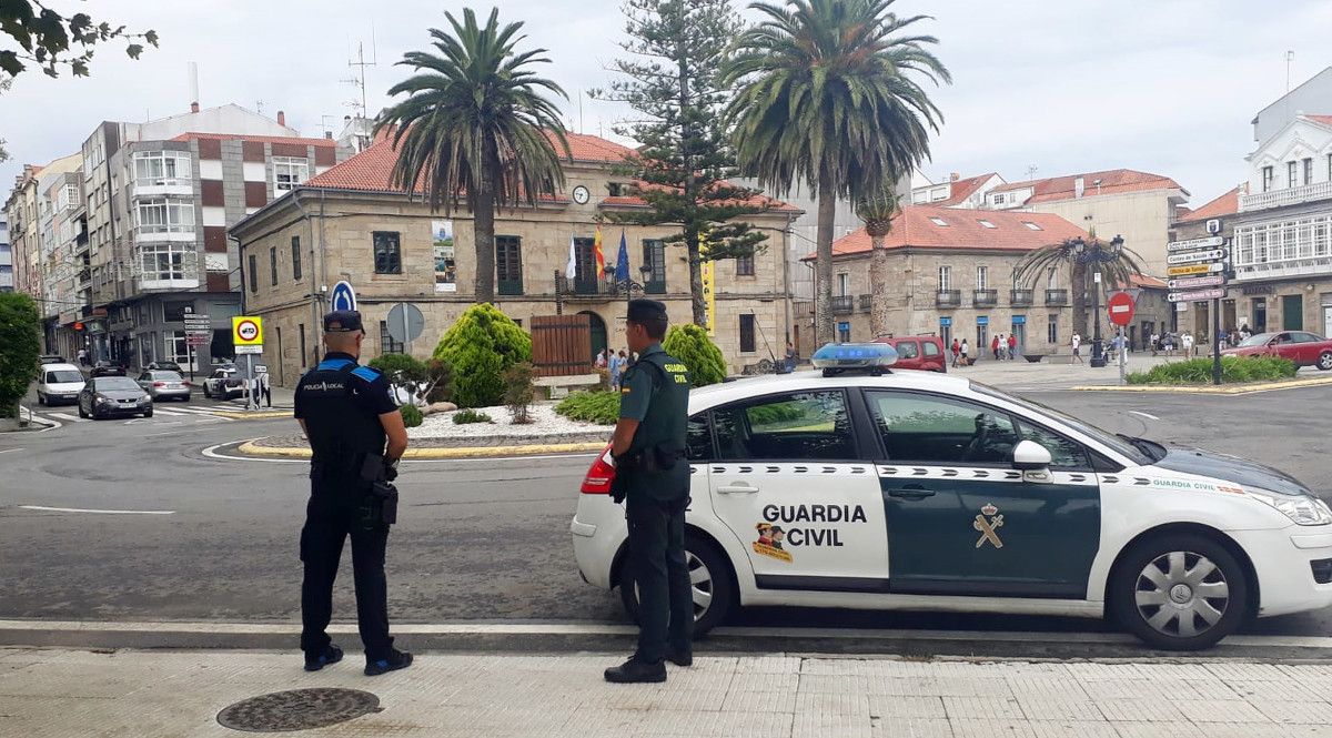 Policía municipal y Guardia Civil en Cambados