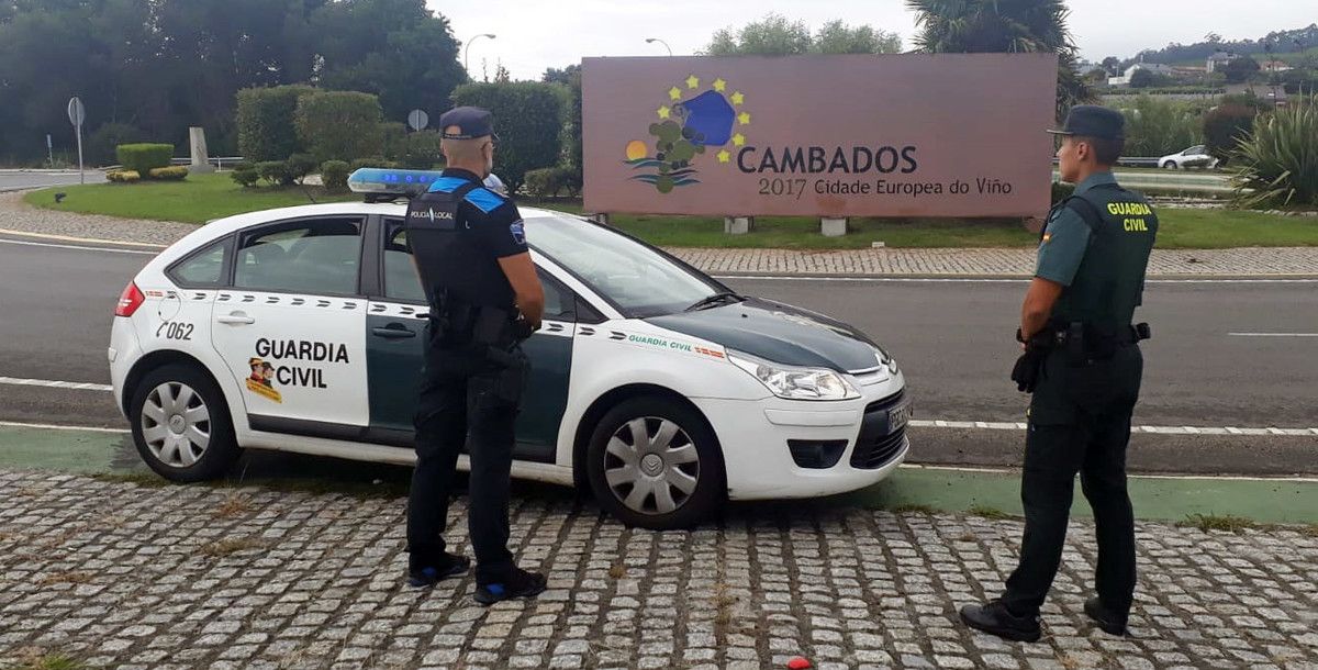 Policía municipal y Guardia Civil en Cambados