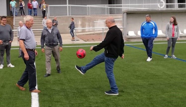 El concejal de Deportes, Tino Fernández, en el nuevo campo de fútbol de Gatomorto
