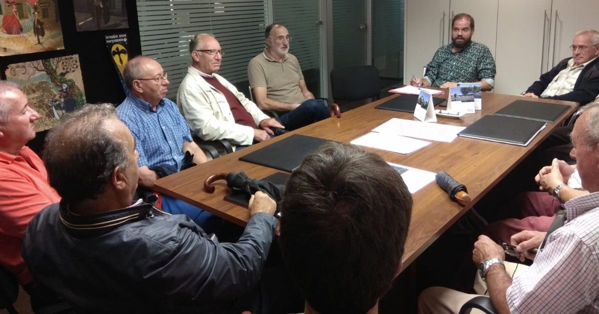 El edil Iván Puentes con los voluntarios de la "brigada antivelutina" El edil Iván Puentes con los voluntarios de la "brigada antivelutina"