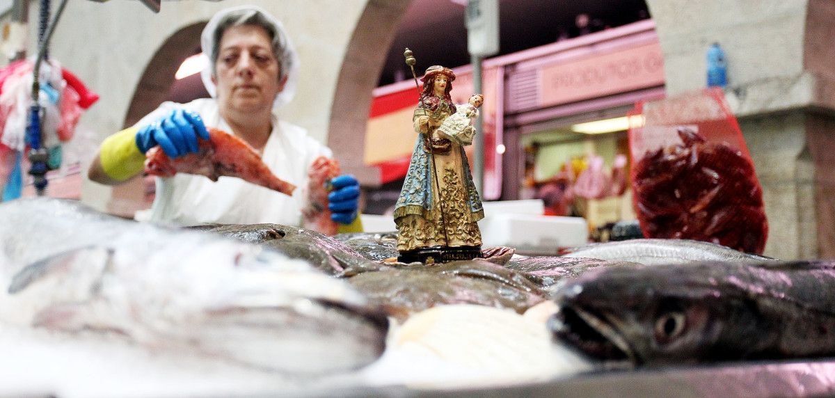 Motivos festivos das Peregrinas na Praza de Abastos