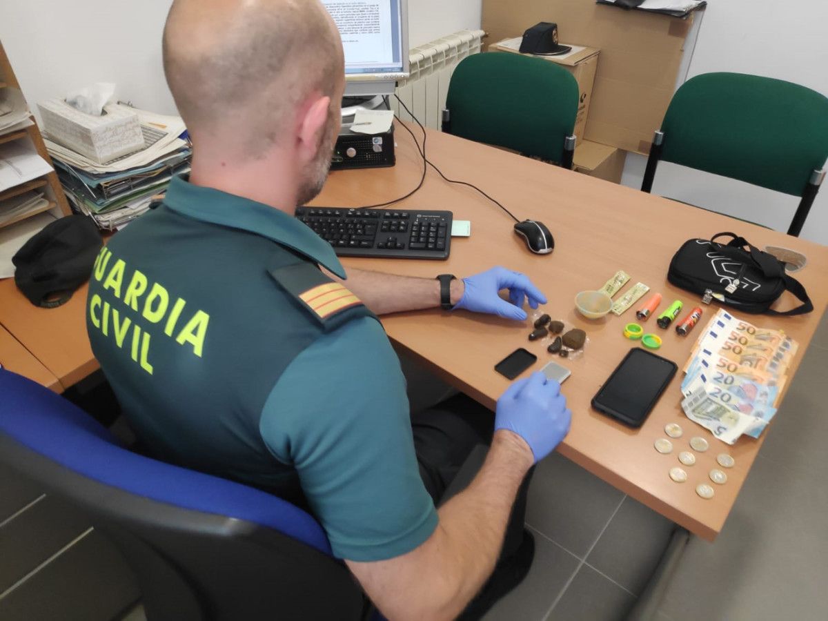 Agente de la Guardia Civil con los efectos interceptados en el peaje de Vilaboa Agente de la Guardia Civil con los efectos interceptados en el peaje de Vilaboa