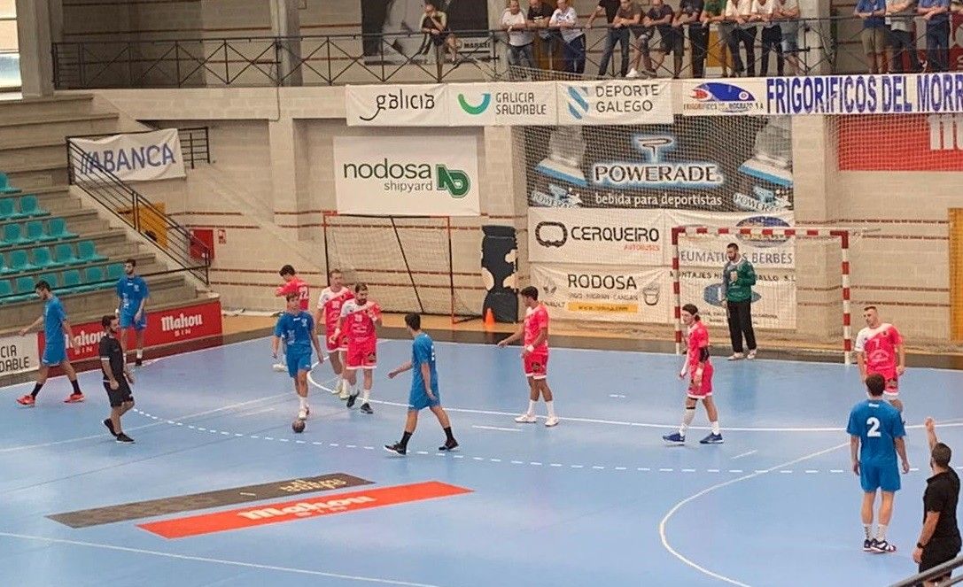 Partido amigable entre Balonmán Cangas e Teucro no Gatañal