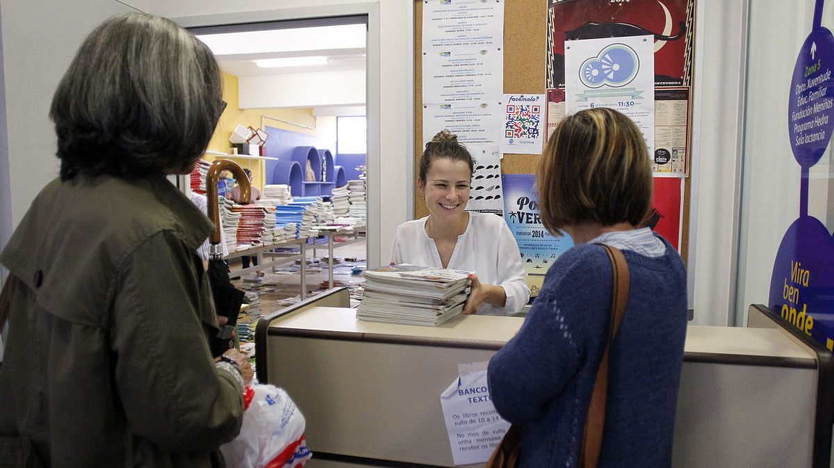 Entrega de manuales en el Banco de Libros de Texto del Concello de Pontevedra