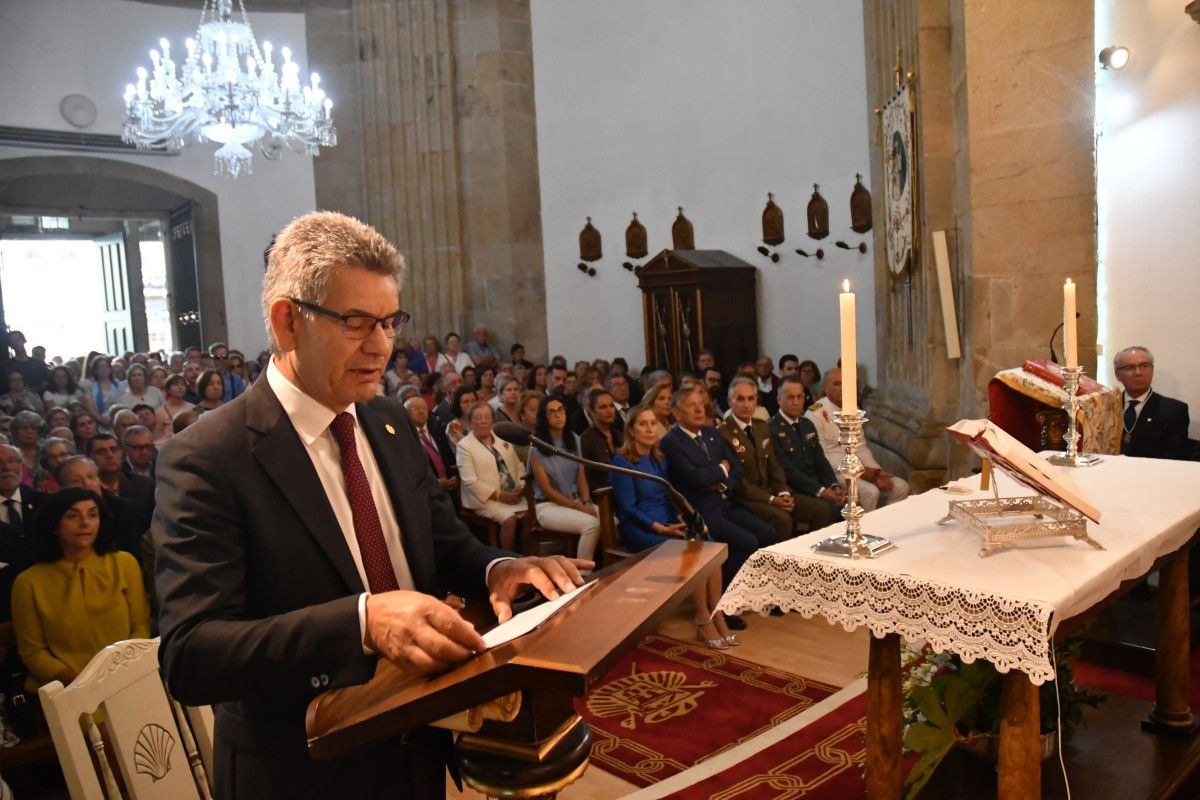 Ofrenda do deputado Santos Héctor á Virxe Peregrina como patroa da provincia